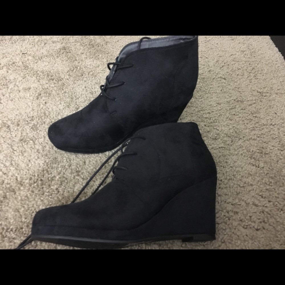 Wedge heel black suede boots